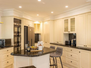 Water Front 5B4B Dream House with French and Bali Style, Surfers Paradise